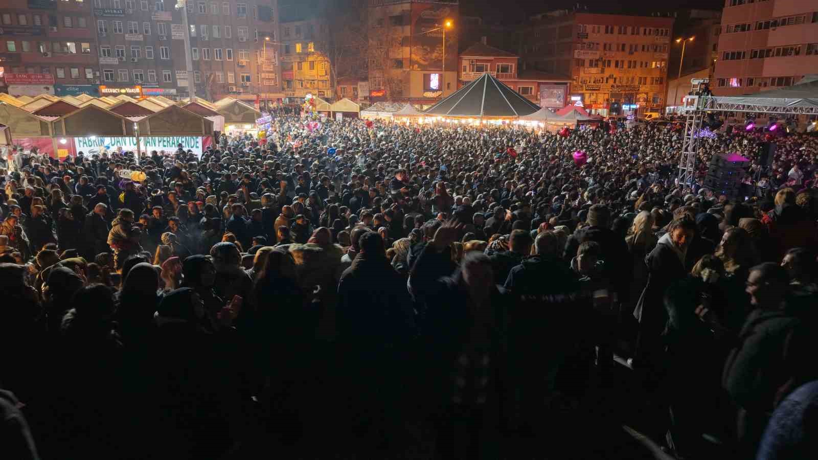 Kırıkkale’de Hüseyin Kağıt konserine binlerce kişi akın etti
