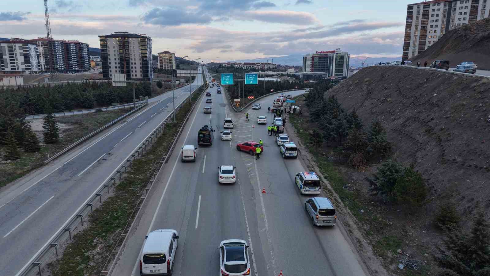 Kırıkkale’de işçi servisi kamyonla çarpıştı: 5 yaralı
