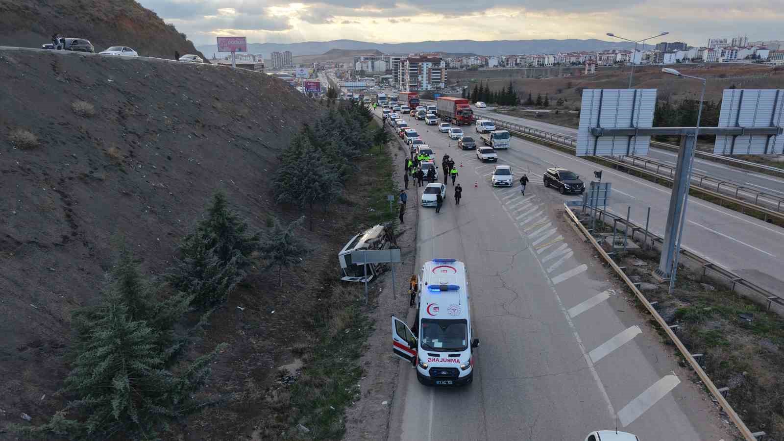 Kırıkkale’de işçi servisi kamyonla çarpıştı: 5 yaralı
