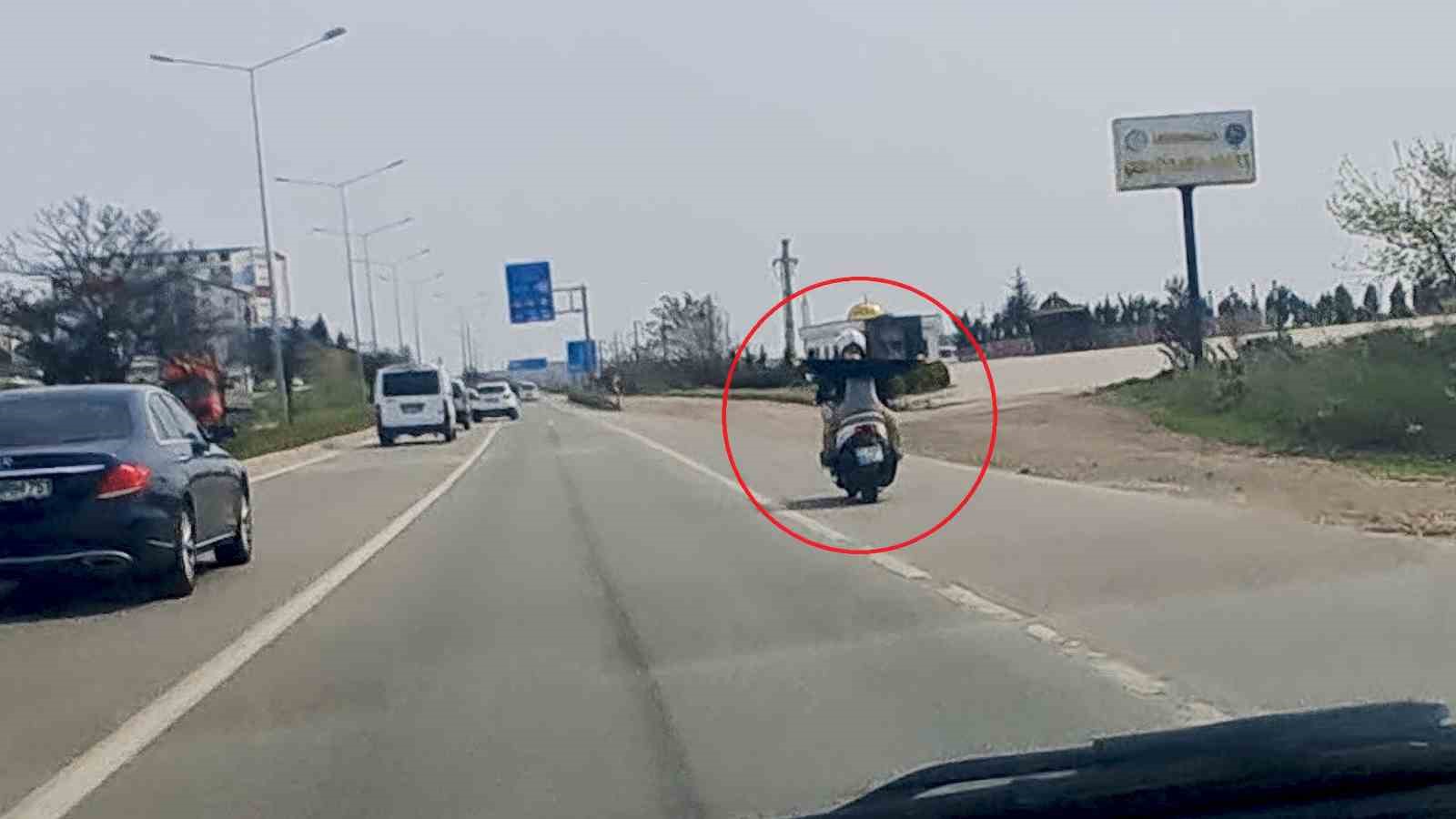 Kırıkkale’de motosiklette kasksız çocuğun tehlikeli yolculuğu kamerada
