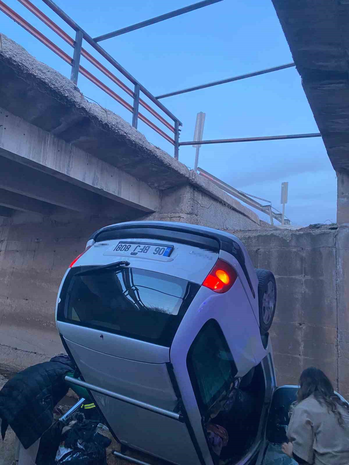 Kırıkkale’de otomobil köprü boşluğuna devrildi: 4 yaralı
