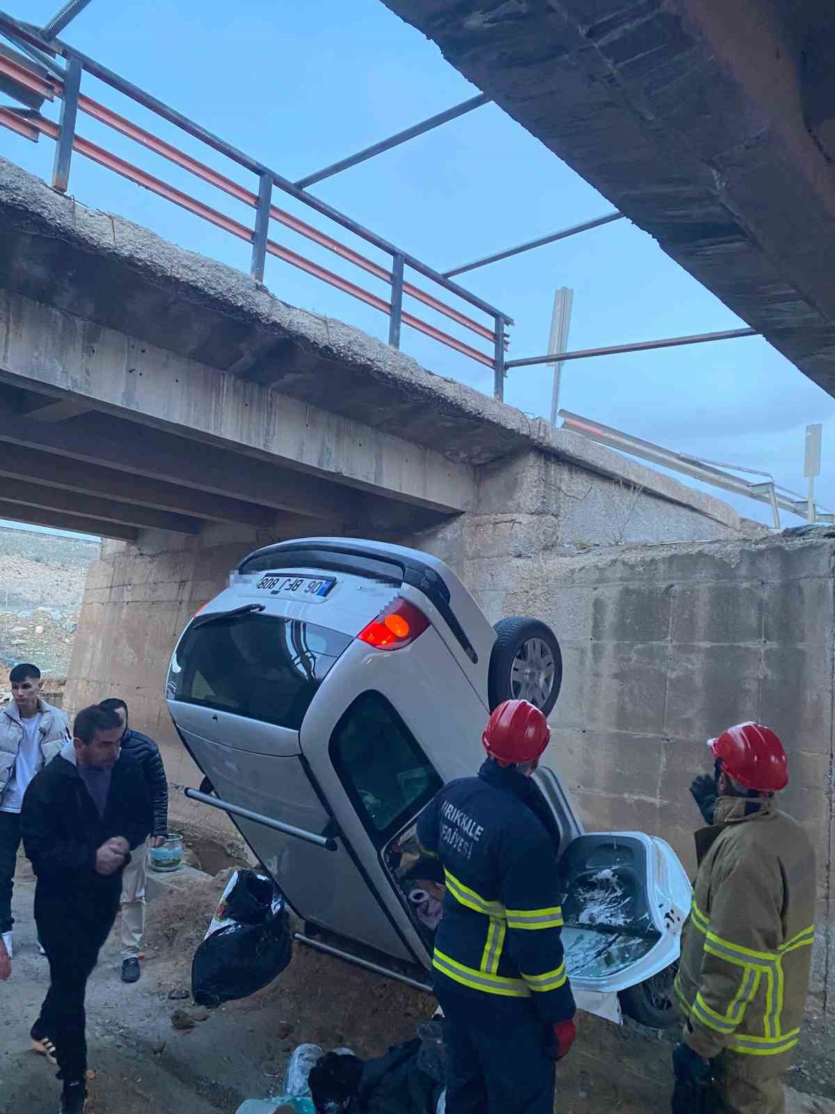 Kırıkkale’de otomobil köprü boşluğuna devrildi: 4 yaralı
