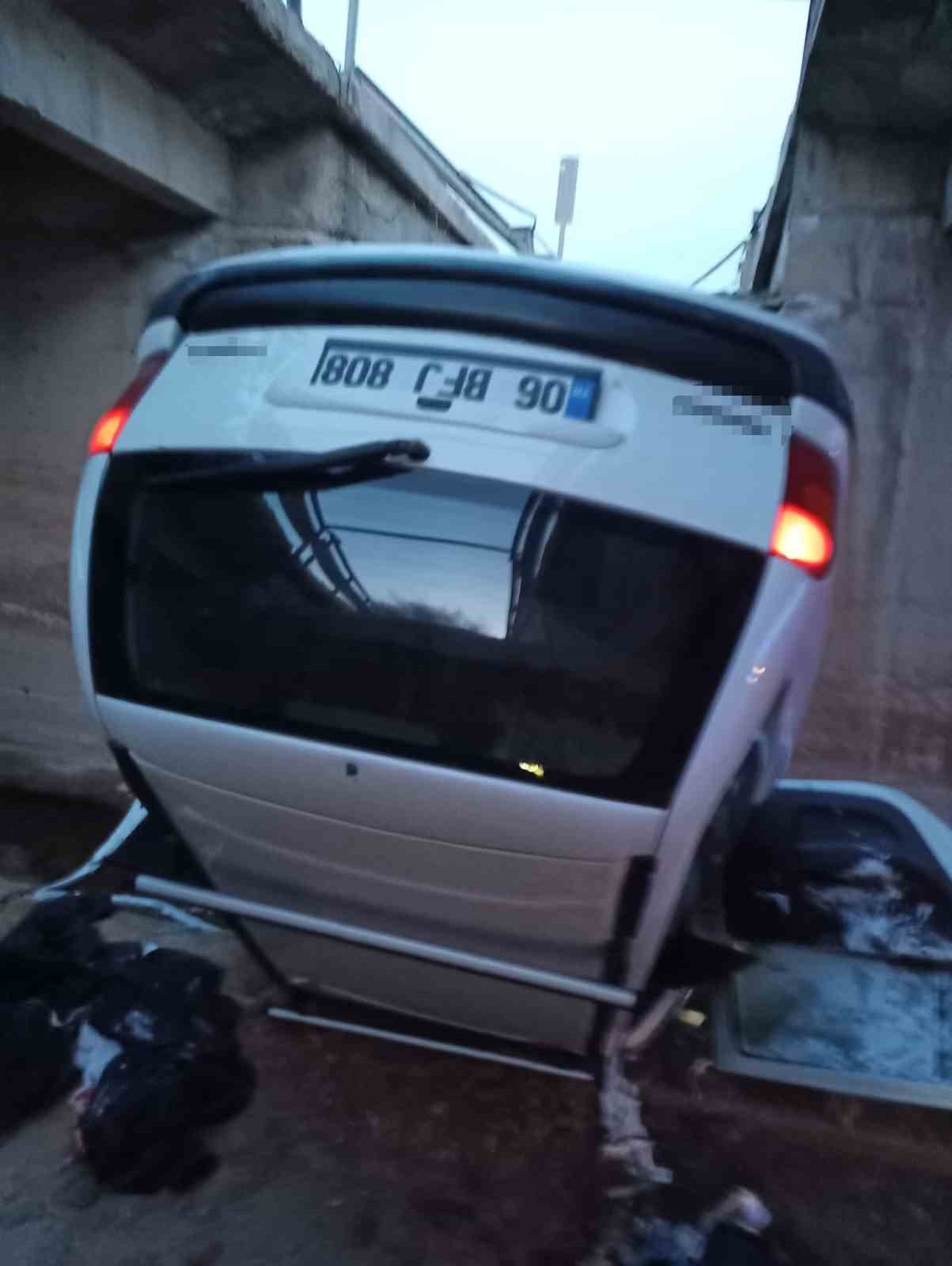 Kırıkkale’de otomobil köprü boşluğuna devrildi: 4 yaralı
