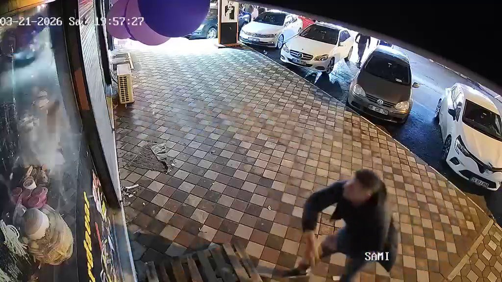 Kırılan bardak tartışmasında "Beni müşterilerin yanında rezil ediyorsun, ben yapacağımı biliyorum" diyen kadının kocası, iş yerinin camına kaldırım taşı fırlattı
