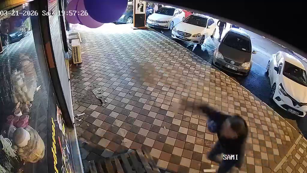 Kırılan bardak tartışmasında "Beni müşterilerin yanında rezil ediyorsun, ben yapacağımı biliyorum" diyen kadının kocası, iş yerinin camına kaldırım taşı fırlattı
