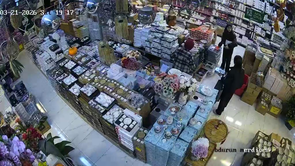 Kırılan bardak tartışmasında "Beni müşterilerin yanında rezil ediyorsun, ben yapacağımı biliyorum" diyen kadının kocası, iş yerinin camına kaldırım taşı fırlattı
