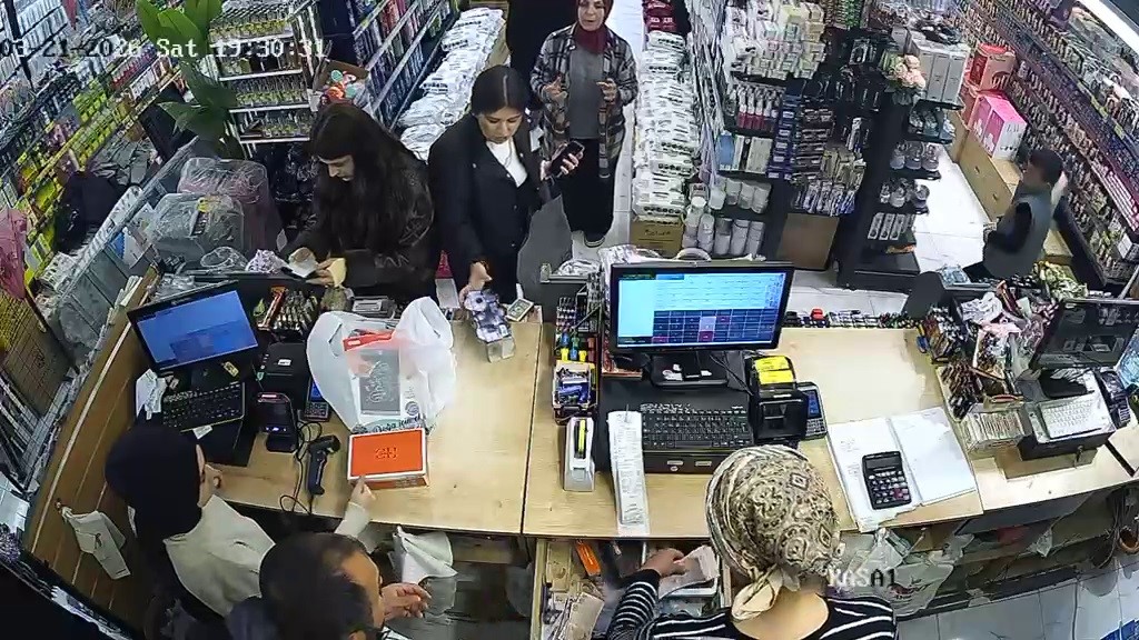 Kırılan bardak tartışmasında "Beni müşterilerin yanında rezil ediyorsun, ben yapacağımı biliyorum" diyen kadının kocası, iş yerinin camına kaldırım taşı fırlattı
