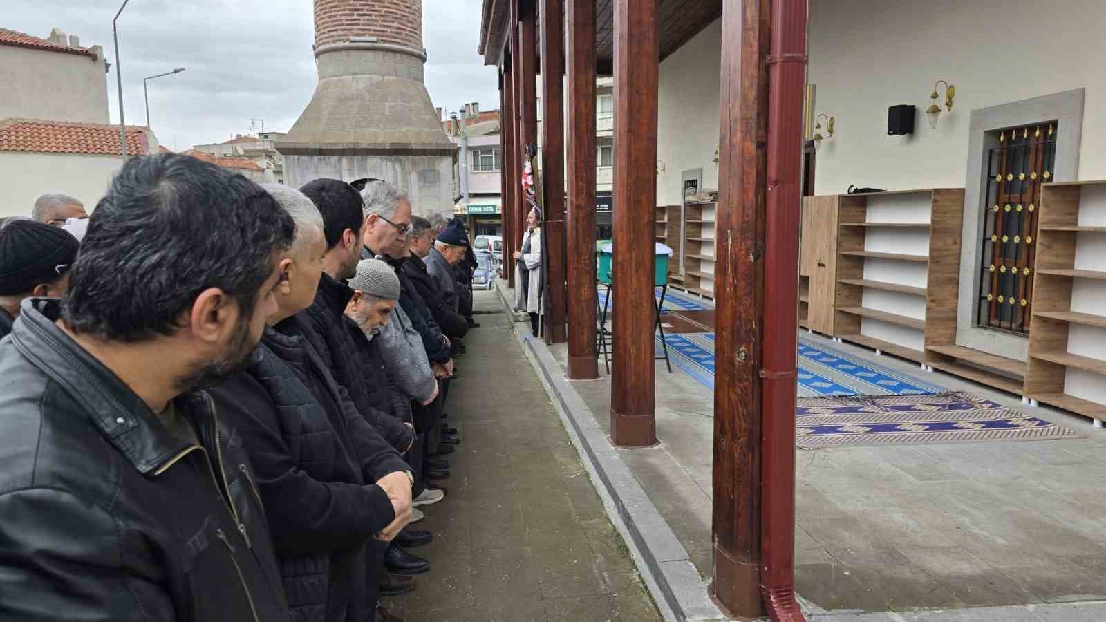 Kırkağaç’ın tarihi çınarı 112 yaşında hayatını kaybetti
