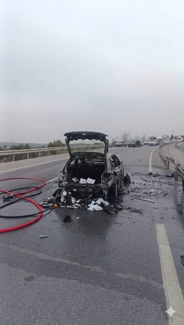 Kırkağaç’ta otomobil önce bariyerlere çarptı sonra alev alev yandı
