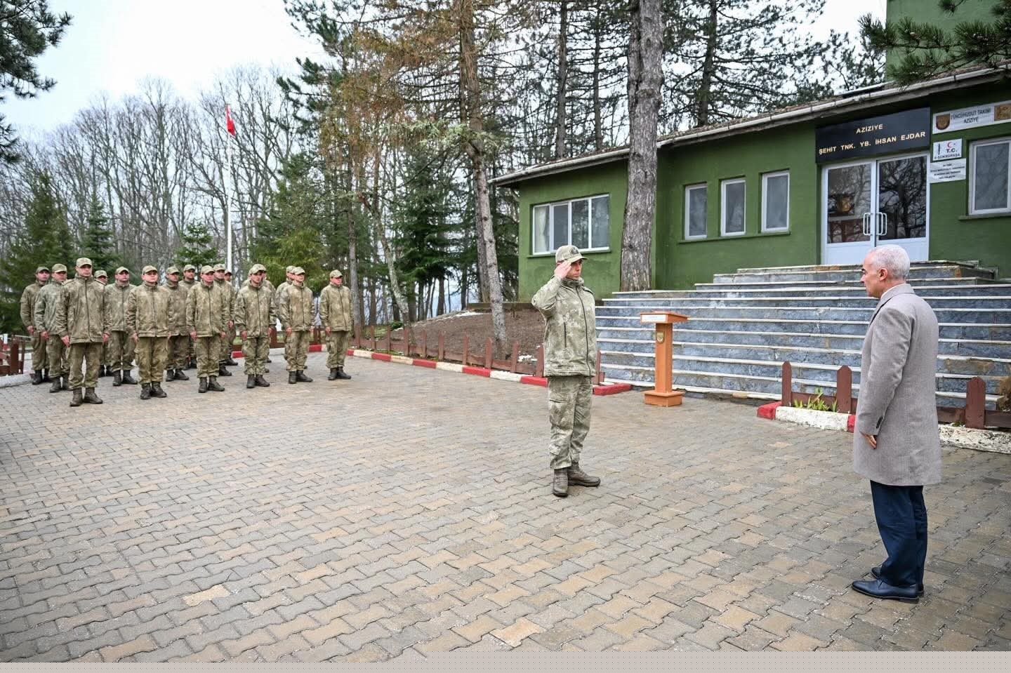 Kırklareli Valisi Turan, sınır karakolunda Mehmetçikle bayramlaştı
