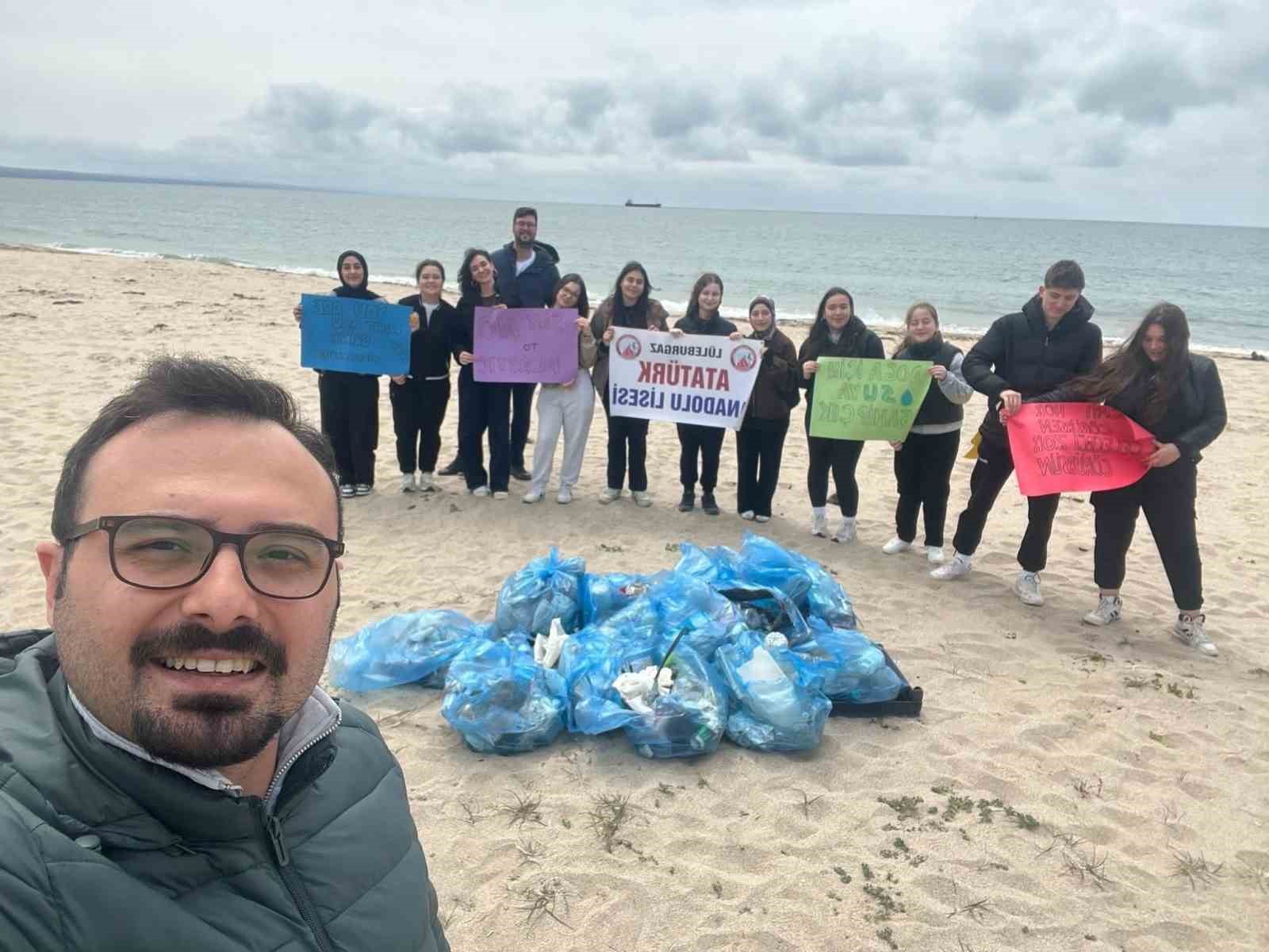 Kırklareli’nde çevreci öğrenciler sahilde temizlik yaptı
