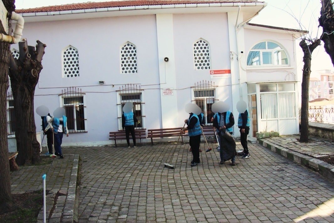 Kırklareli’nde denetimli serbestlik hükümlülerinden cami temizliği
