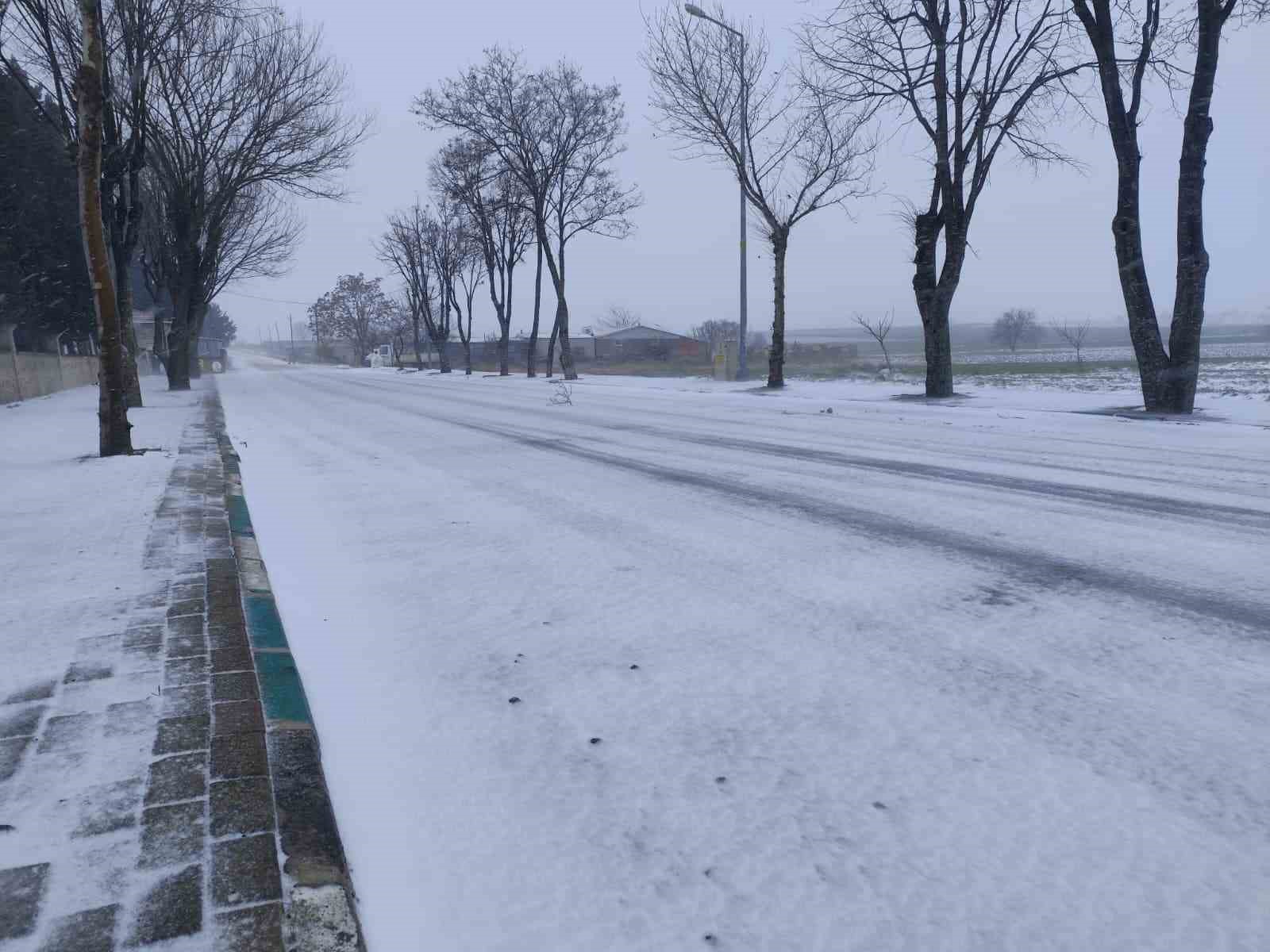 Kırklareli’nde kar yağışı etkisini arttırdı
