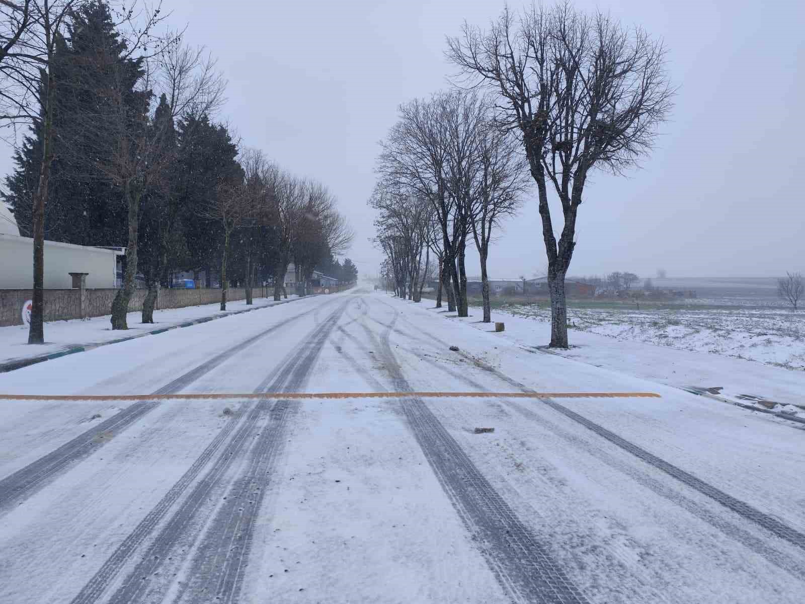 Kırklareli’nde kar yağışı etkisini arttırdı
