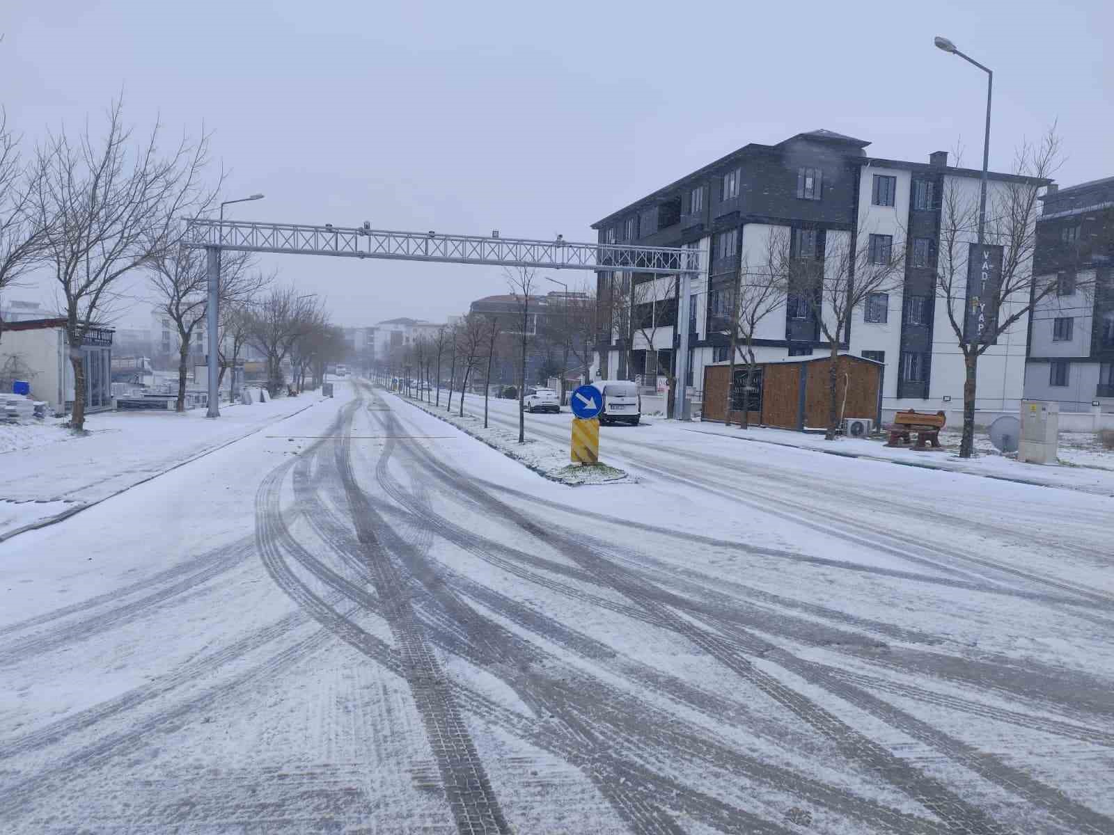 Kırklareli’nde kar yağışı etkisini arttırdı
