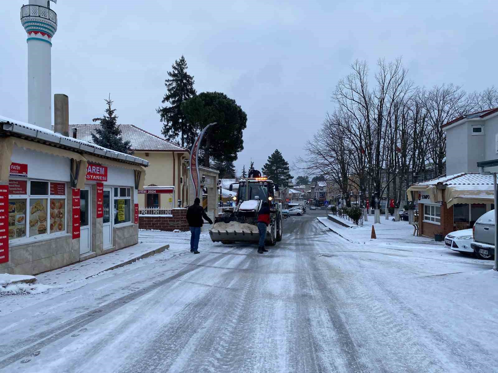 Kırklareli’nde kar yağışı hayatı olumsuz etkilemeye devam ediyor
