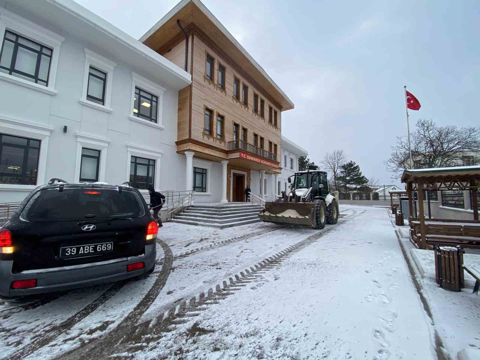 Kırklareli’nde kar yağışı hayatı olumsuz etkilemeye devam ediyor
