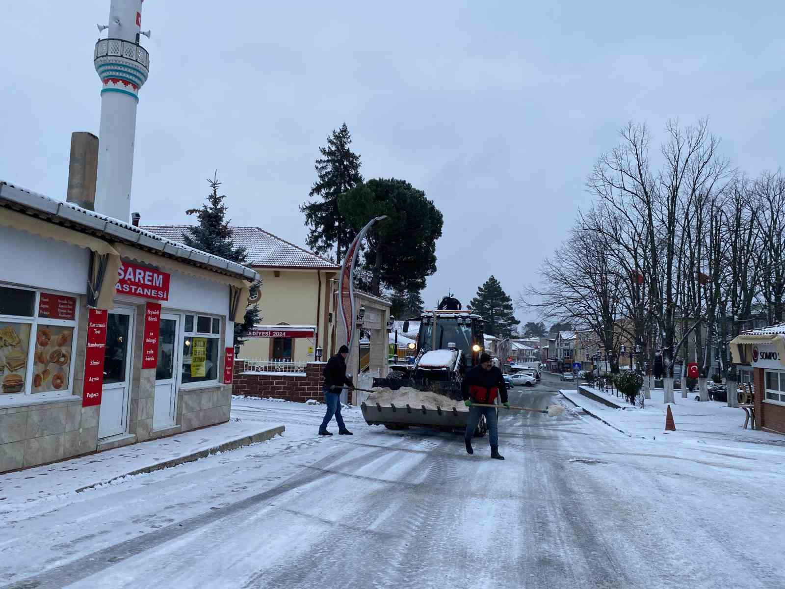 Kırklareli’nde kar yağışı hayatı olumsuz etkilemeye devam ediyor
