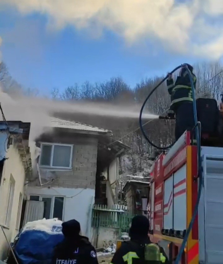 Kırklareli’nde korkutan yangın: 2 ev zarar gördü
