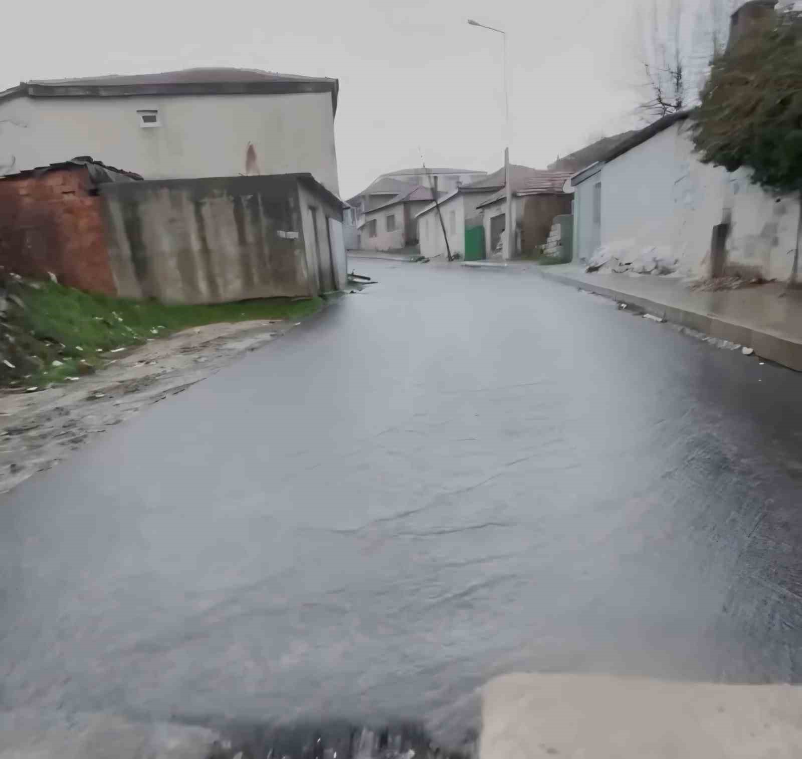 Kırklareli’nde sağanak yağış hayatı olumsuz etkiledi: Cadde ve sokaklar göle döndü
