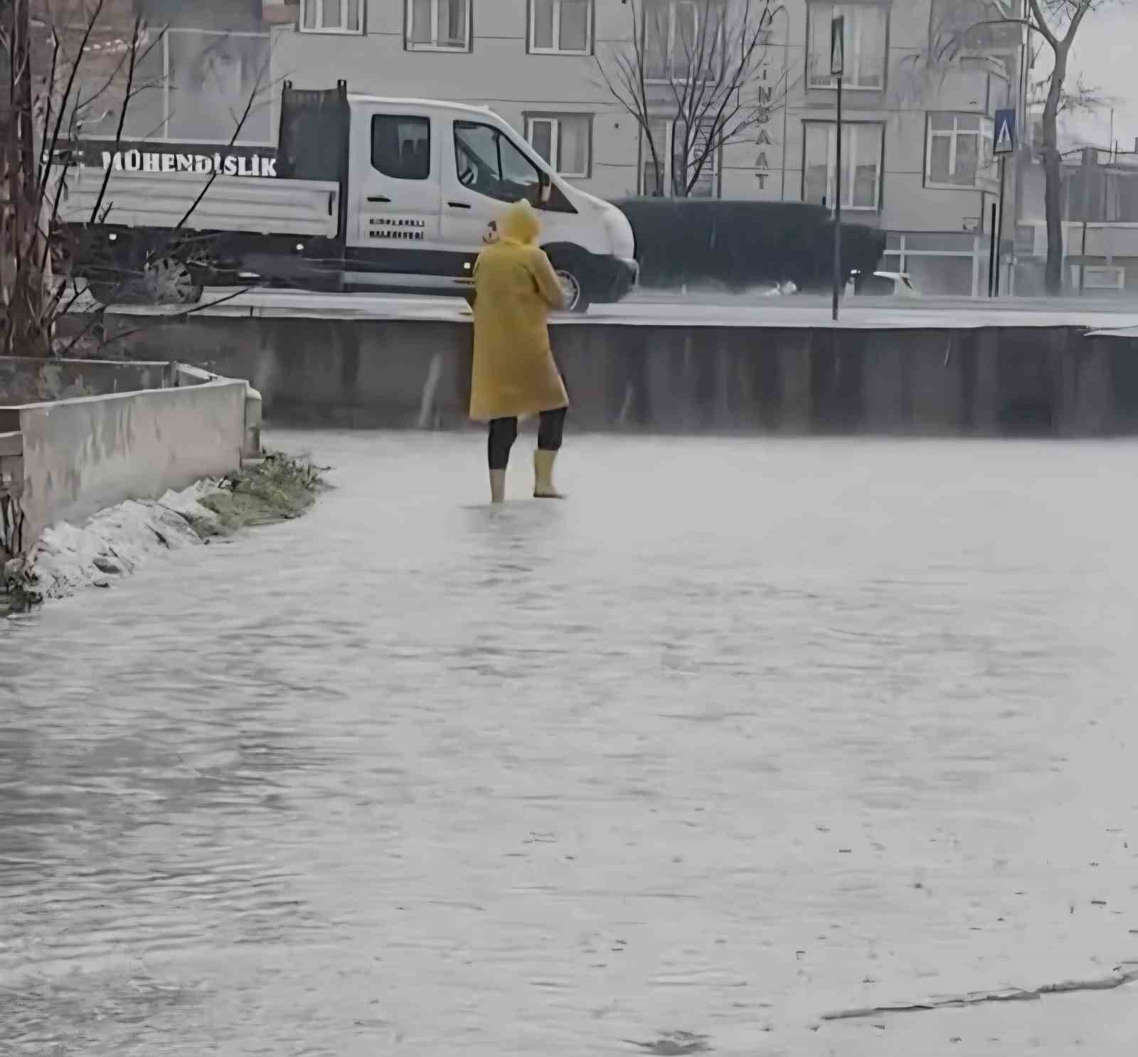 Kırklareli’nde sağanak yağış hayatı olumsuz etkiledi: Cadde ve sokaklar göle döndü
