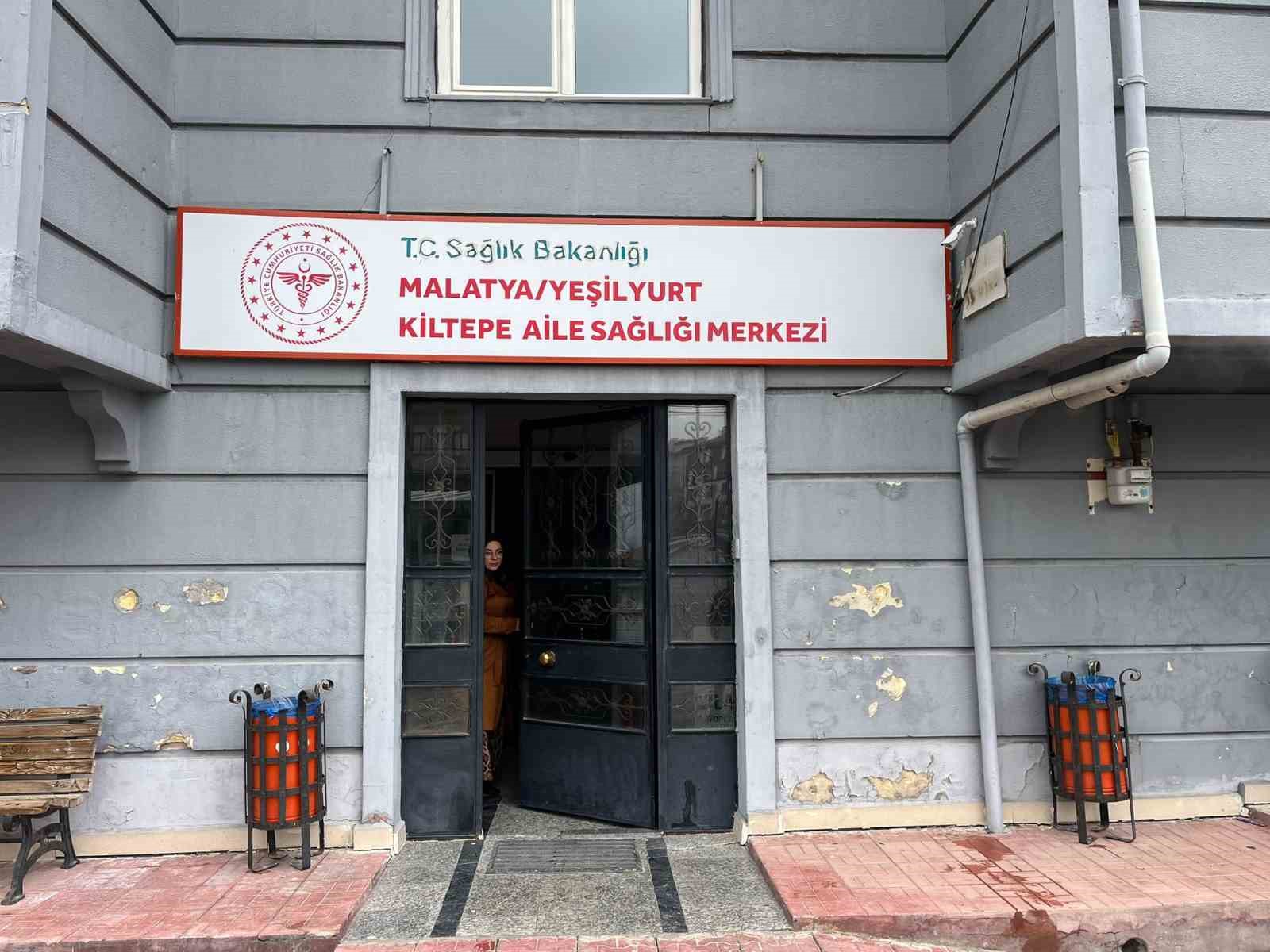 Kirli çizmelerini çıkarıp galoşla aile sağlığı merkezine girdi
