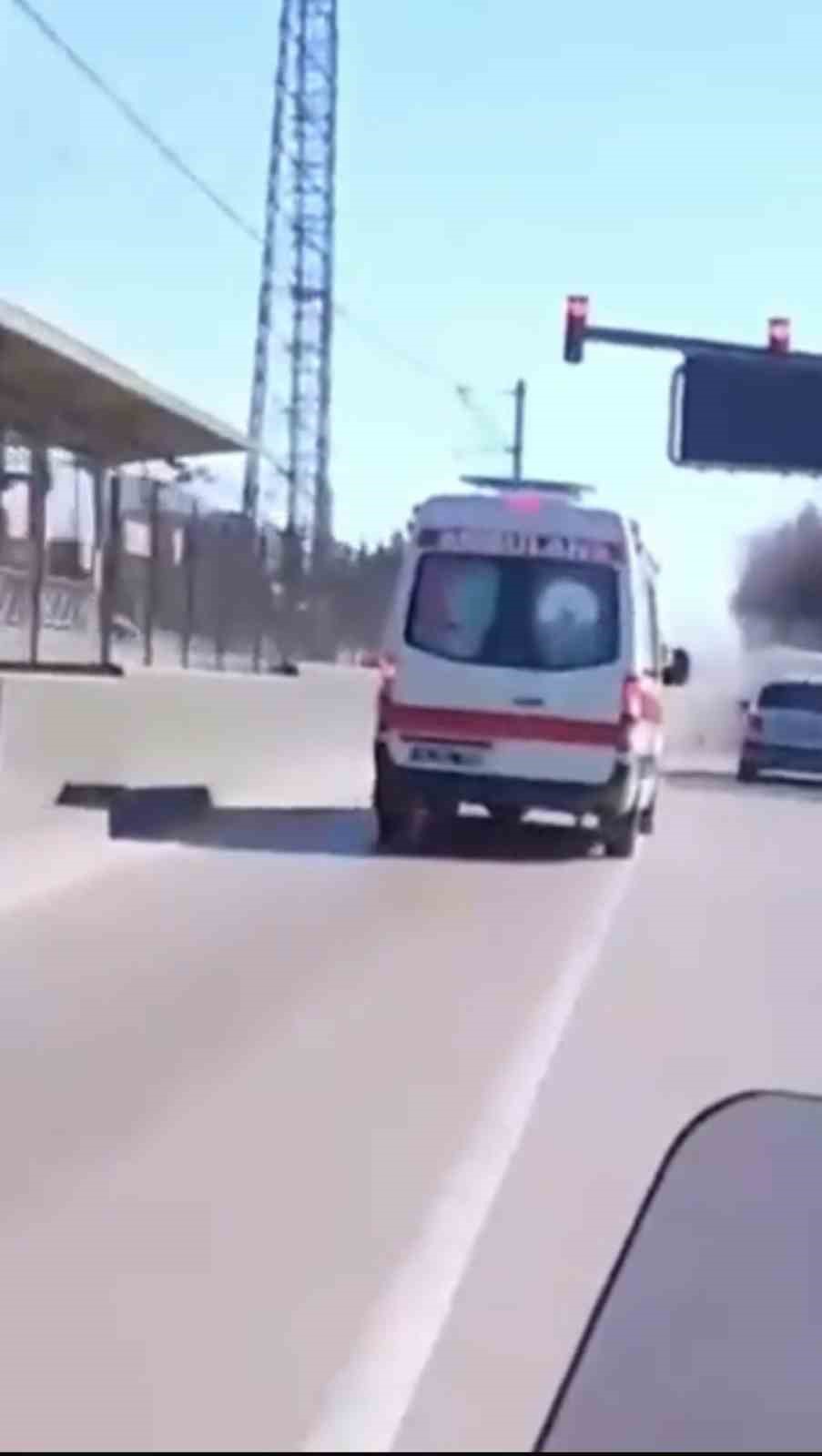 Kırmızı ışığı son anda fark eden araçlar zincirleme kazaya neden oldu
