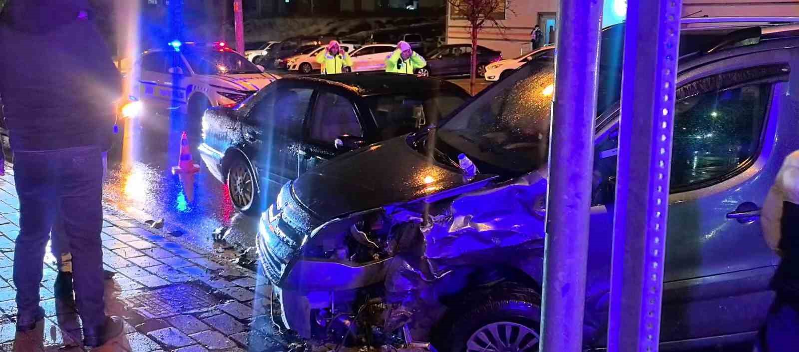 Kırmızı ışık ihlali kazaya neden oldu: 2 yaralı
