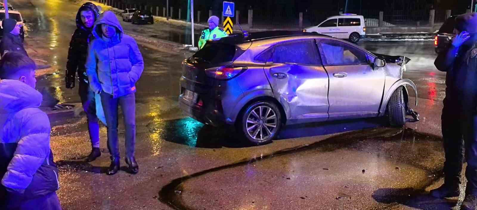 Kırmızı ışık ihlali kazaya neden oldu: 2 yaralı
