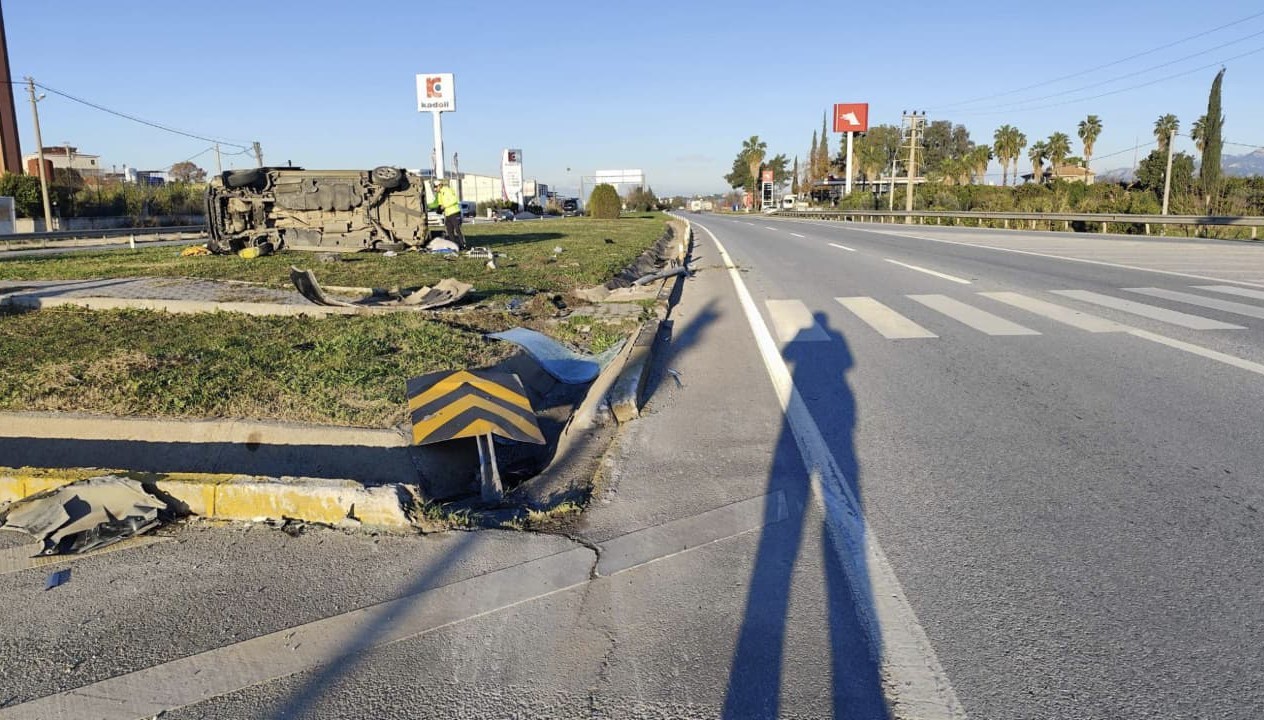 Kırmızı ışık ihlali yapan aracın çarptığı minibüs devrildi: 5 yaralı
