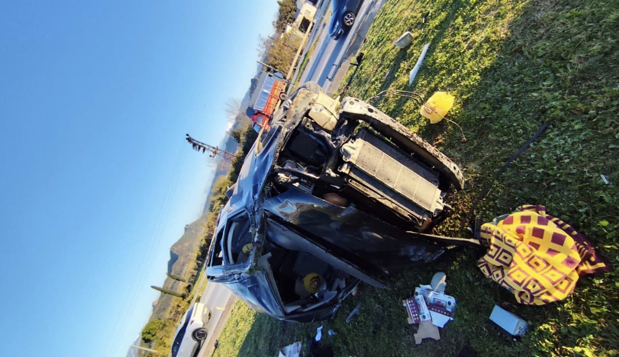 Kırmızı ışık ihlali yapan aracın çarptığı minibüs devrildi: 5 yaralı
