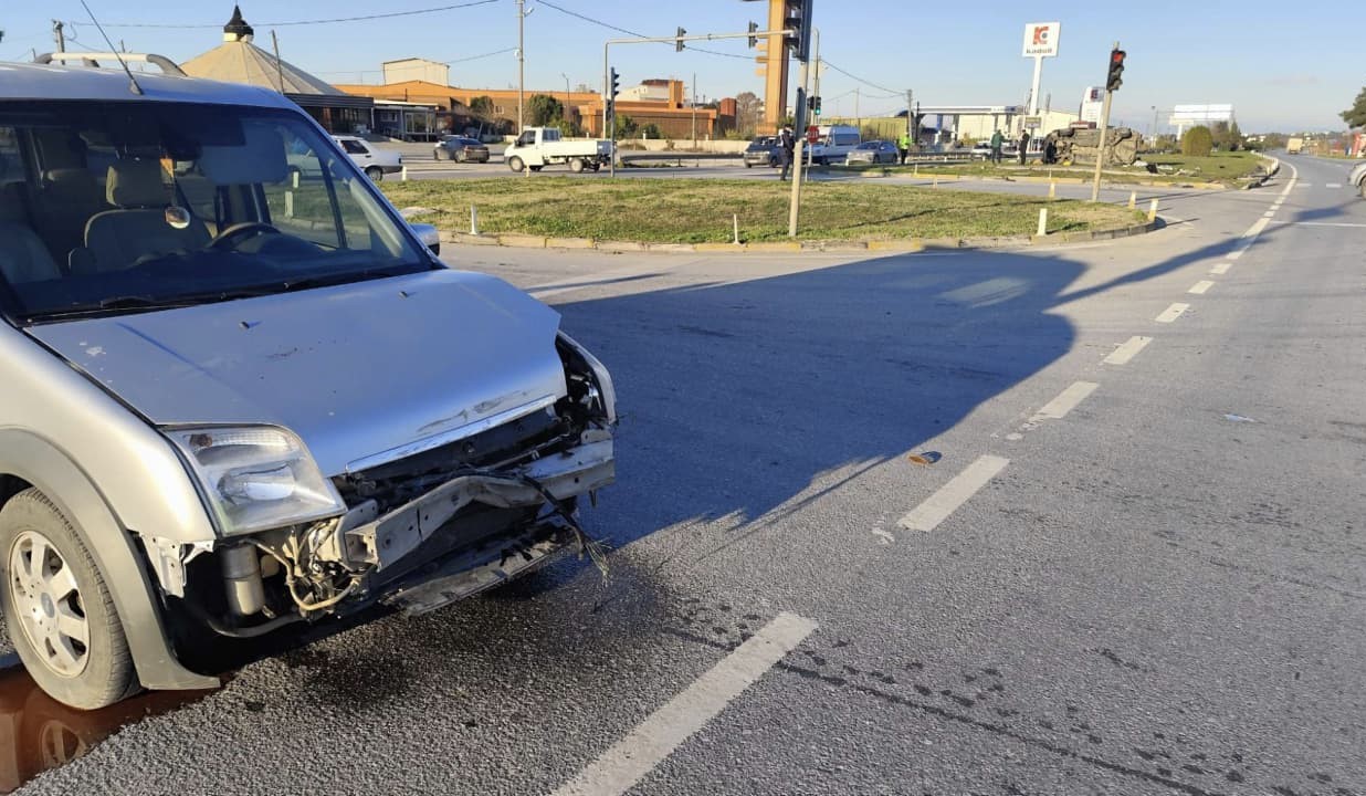 Kırmızı ışık ihlali yapan aracın çarptığı minibüs devrildi: 5 yaralı

