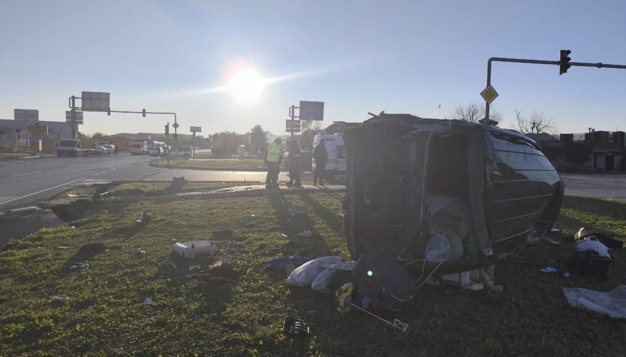 Kırmızı ışık ihlali yapan aracın çarptığı minibüs devrildi: 5 yaralı
