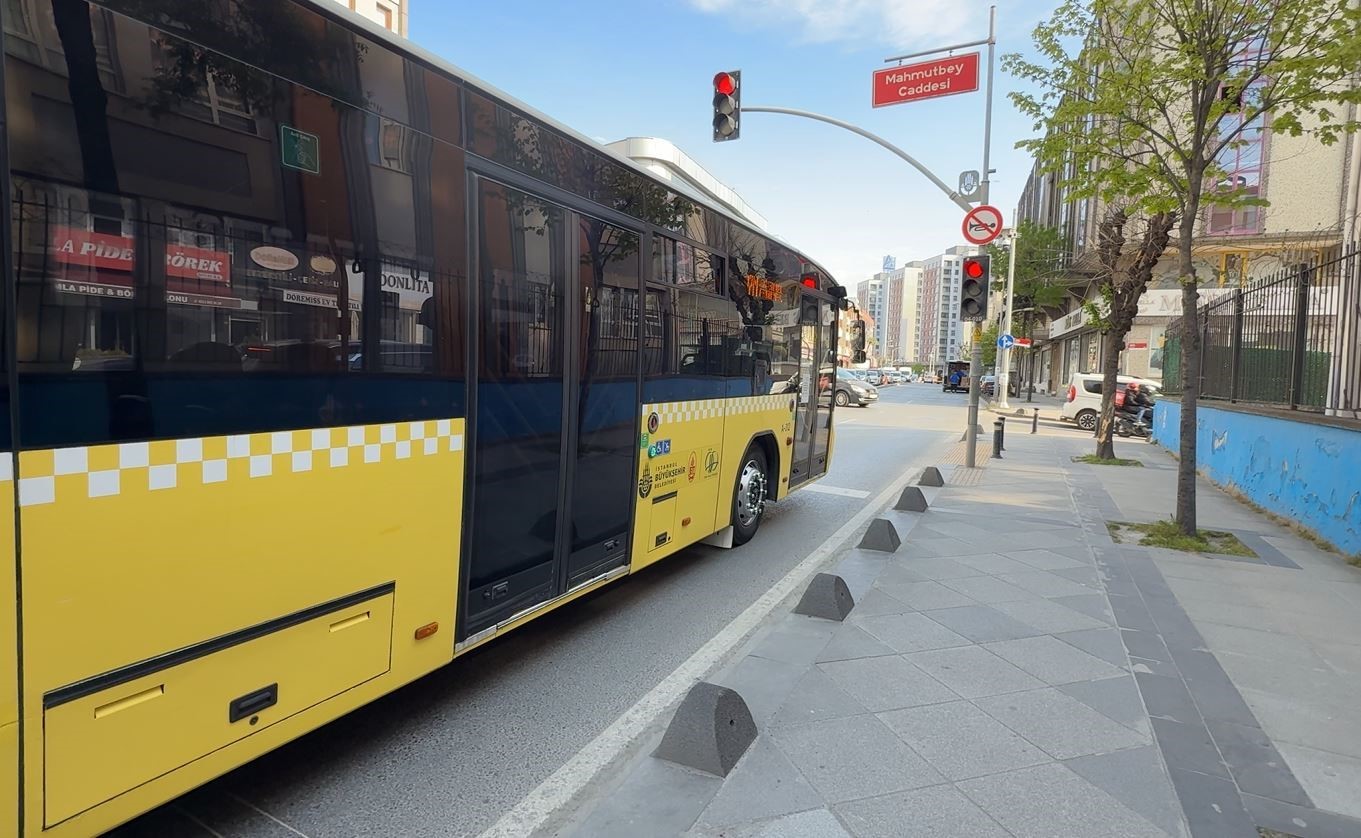 Kırmızı ışık ihlali yapan İETT otobüsü çocuğu altına aldı: O anlar kamerada
