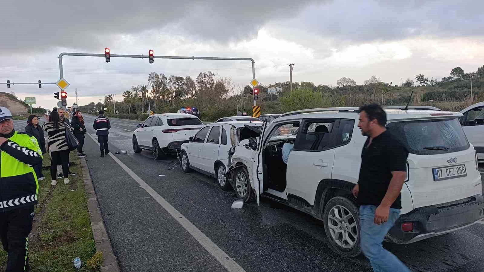 Kırmızı ışıkta bekleyen araçlara çarpıp olay yerinden ayrıldı: 4 yaralı
