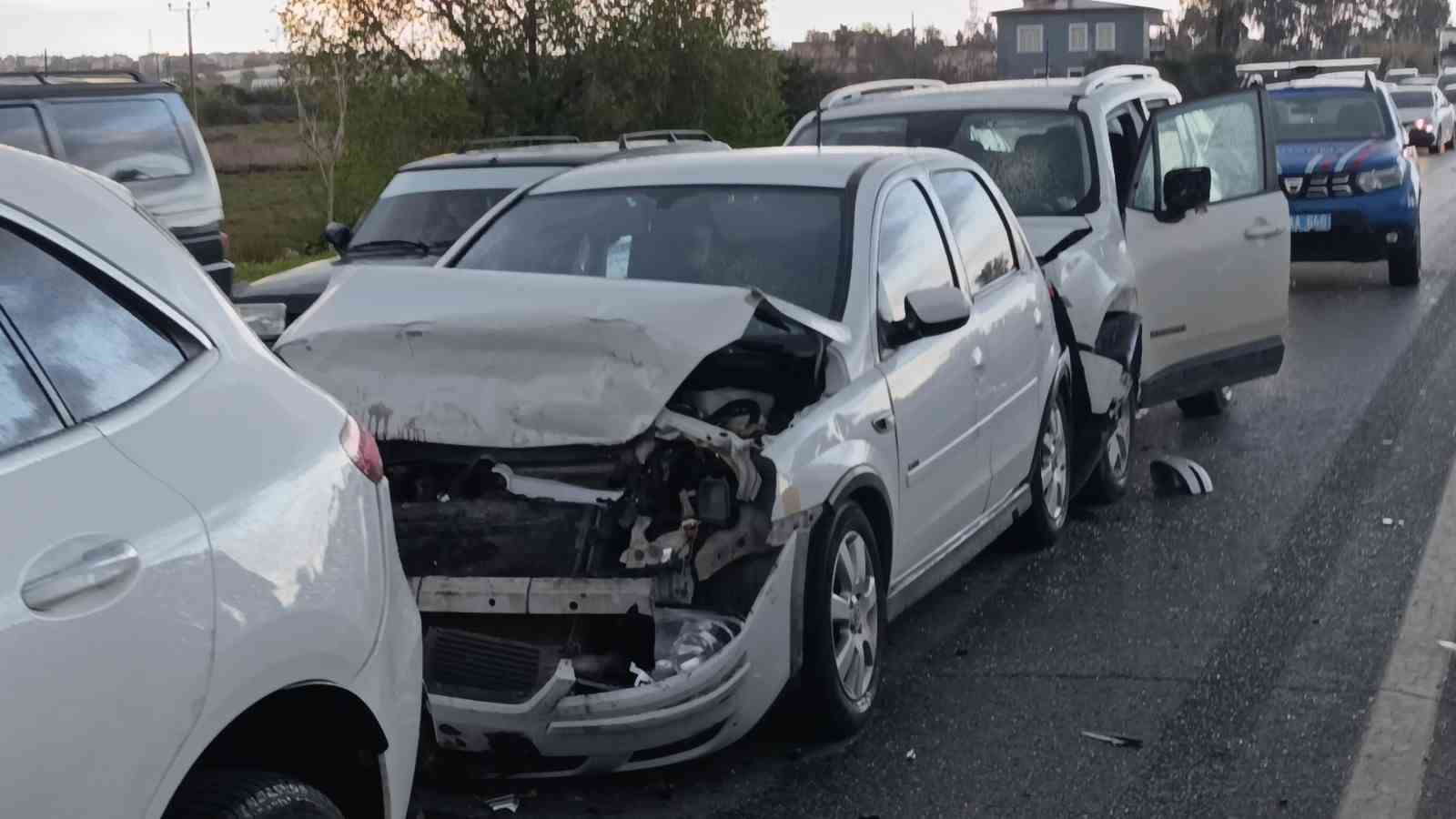 Kırmızı ışıkta bekleyen araçlara çarpıp olay yerinden ayrıldı: 4 yaralı
