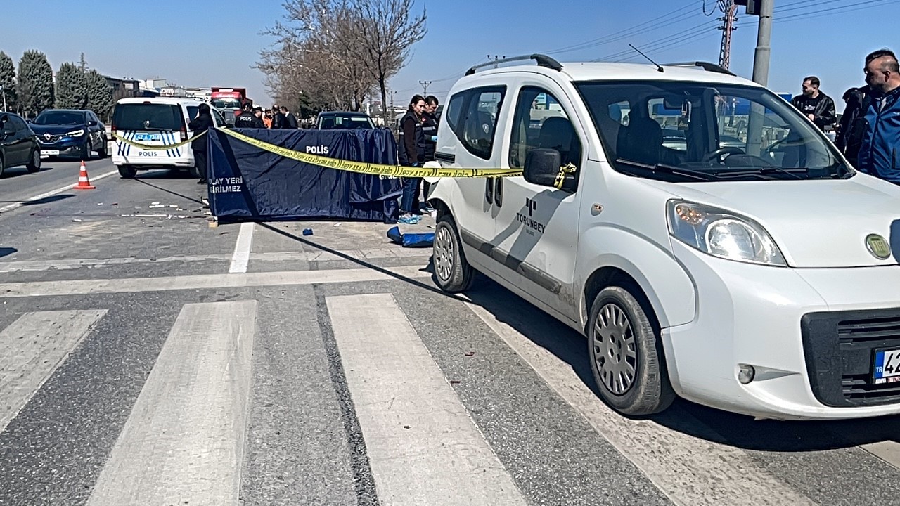 Kırmızı ışıkta bekleyen hafif ticari araca motosiklet çarptı: 1 ölü
