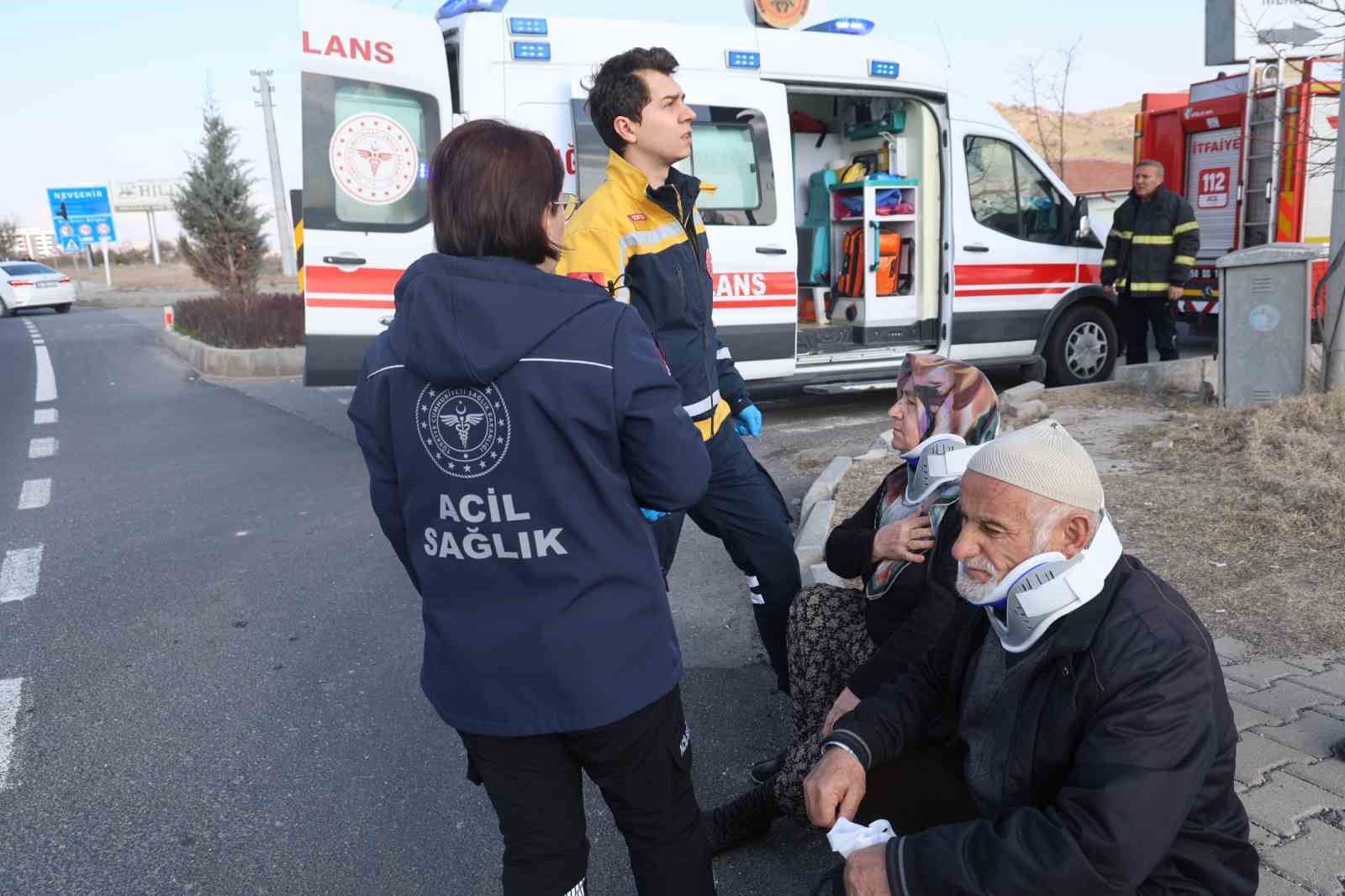 Kırmızı ışıkta bekleyen otomobile çarptı: 2 yaralı
