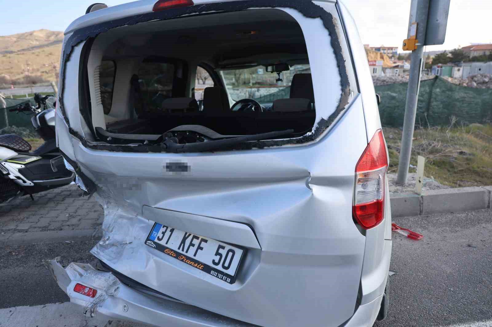 Kırmızı ışıkta bekleyen otomobile çarptı: 2 yaralı
