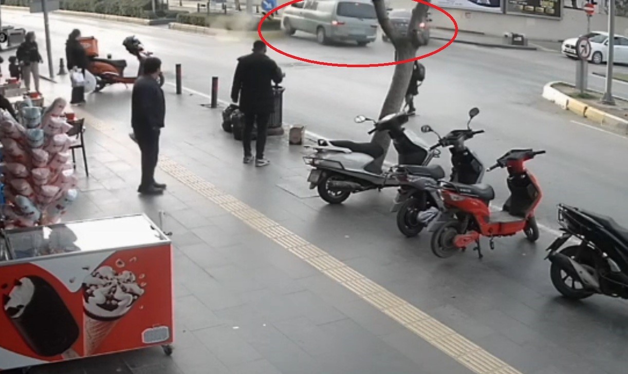 Kırmızı ışıkta geçen kamyonet ile otomobilin çarpışma anı kamerada: 1 yaralı
