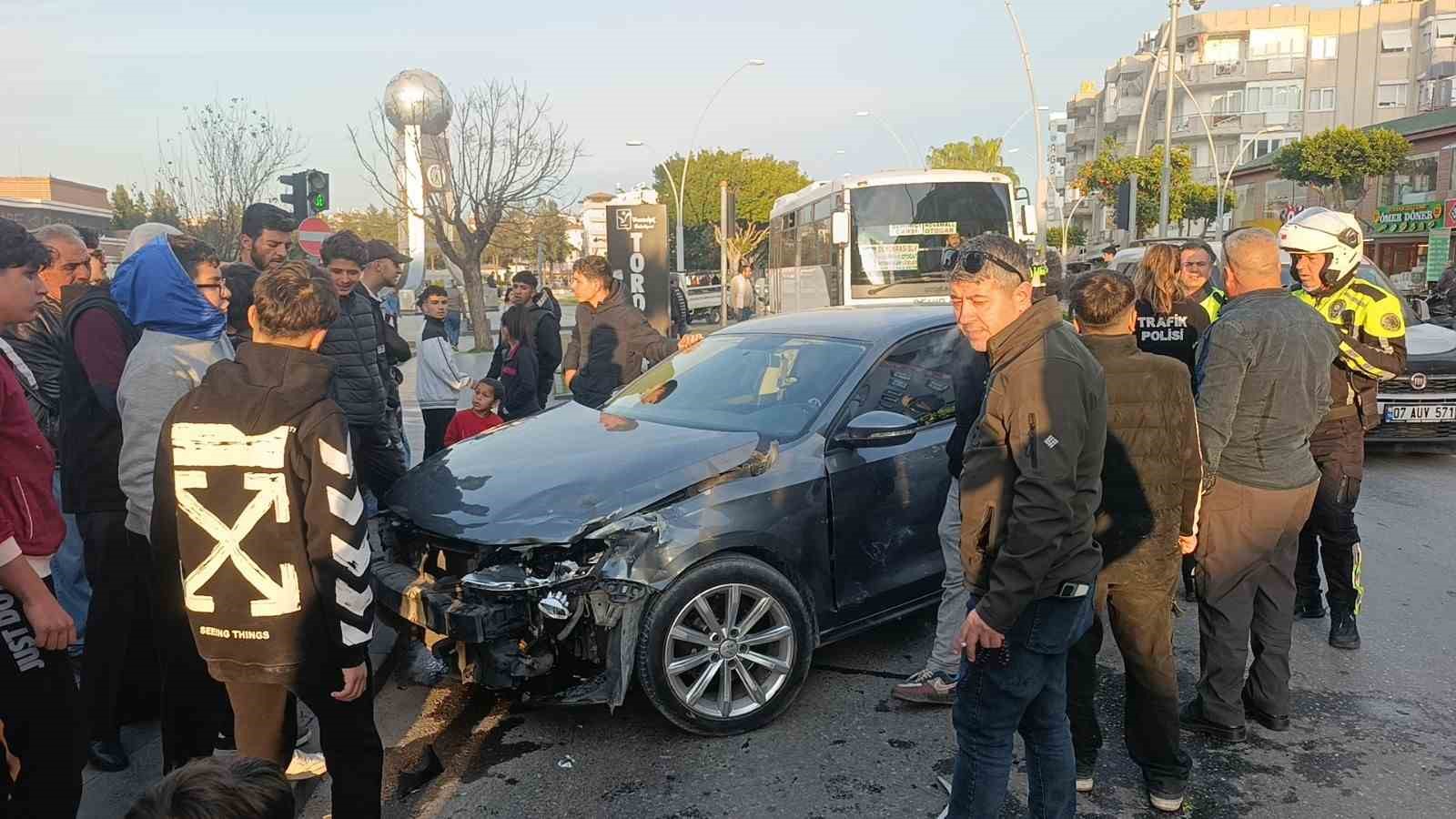 Kırmızı ışıkta geçen kamyonet ile otomobilin çarpışma anı kamerada: 1 yaralı
