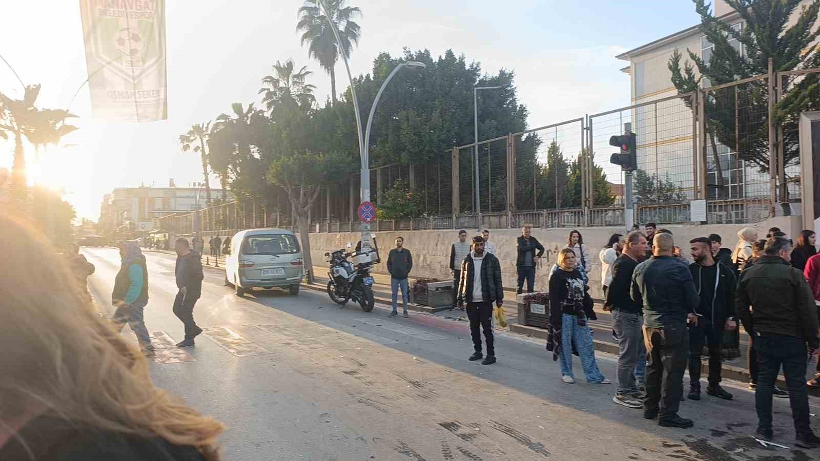 Kırmızı ışıkta geçen kamyonet ile otomobilin çarpışma anı kamerada: 1 yaralı
