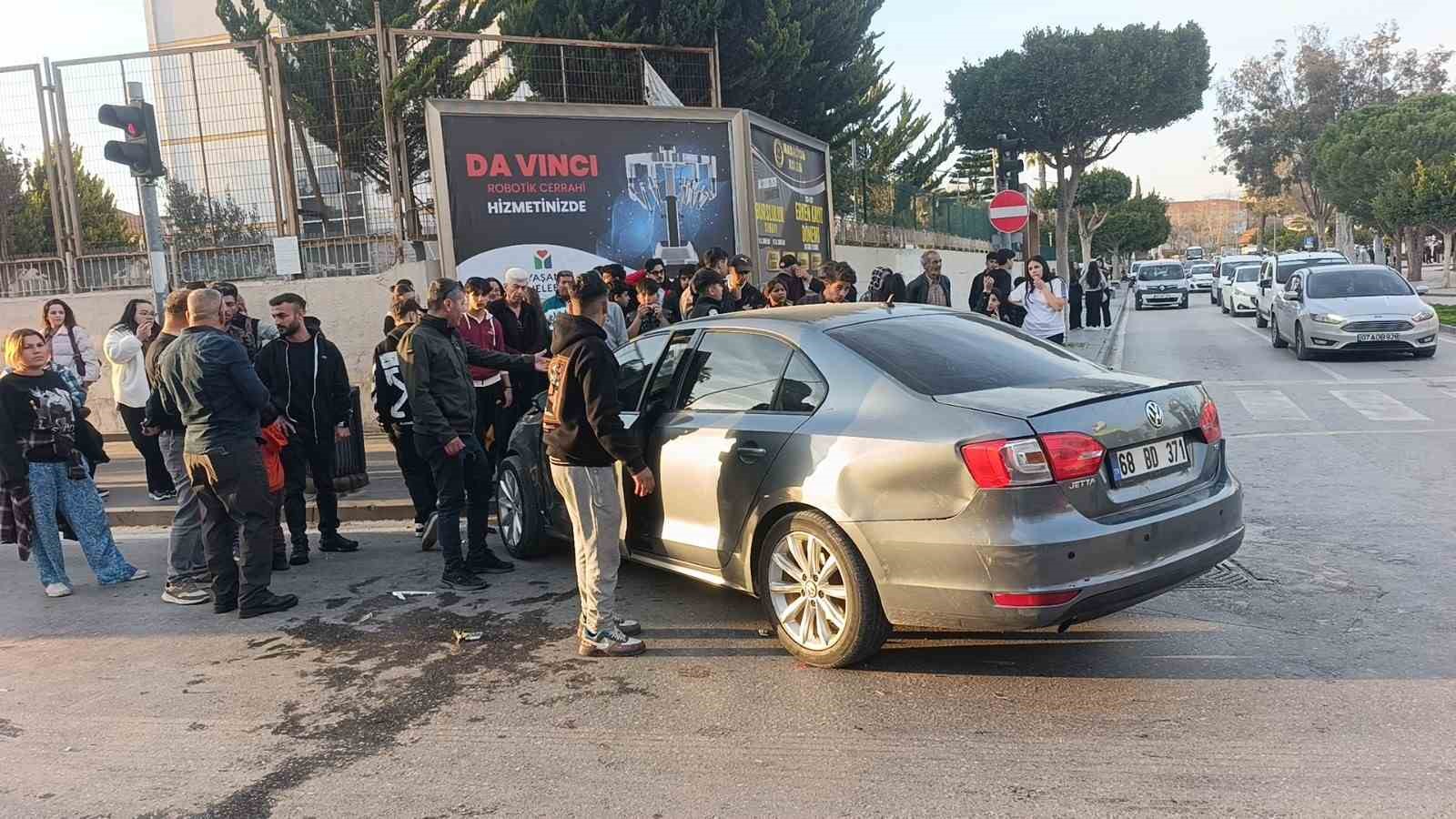 Kırmızı ışıkta geçen kamyonet ile otomobilin çarpışma anı kamerada: 1 yaralı
