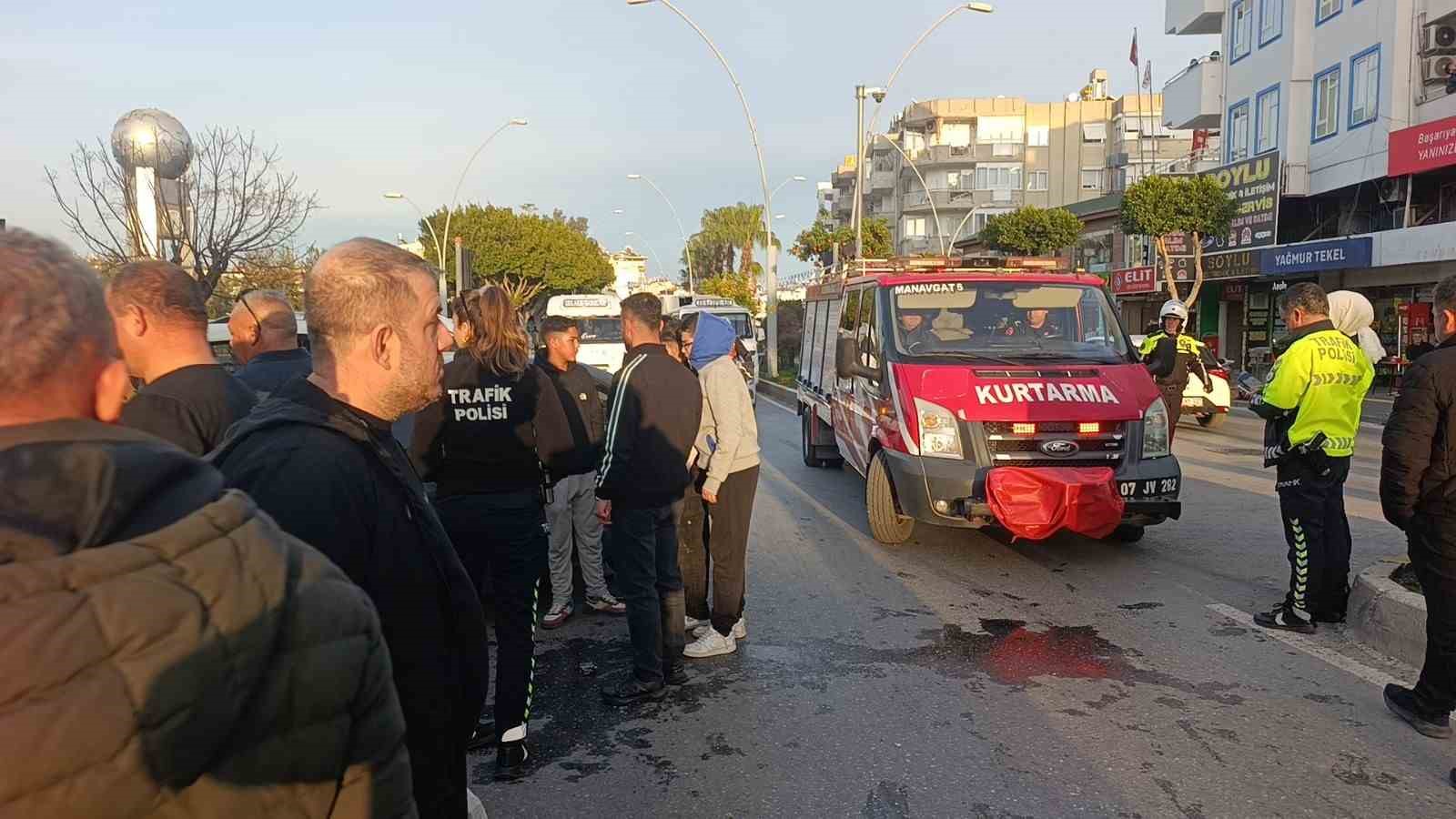 Kırmızı ışıkta geçen kamyonet ile otomobilin çarpışma anı kamerada: 1 yaralı
