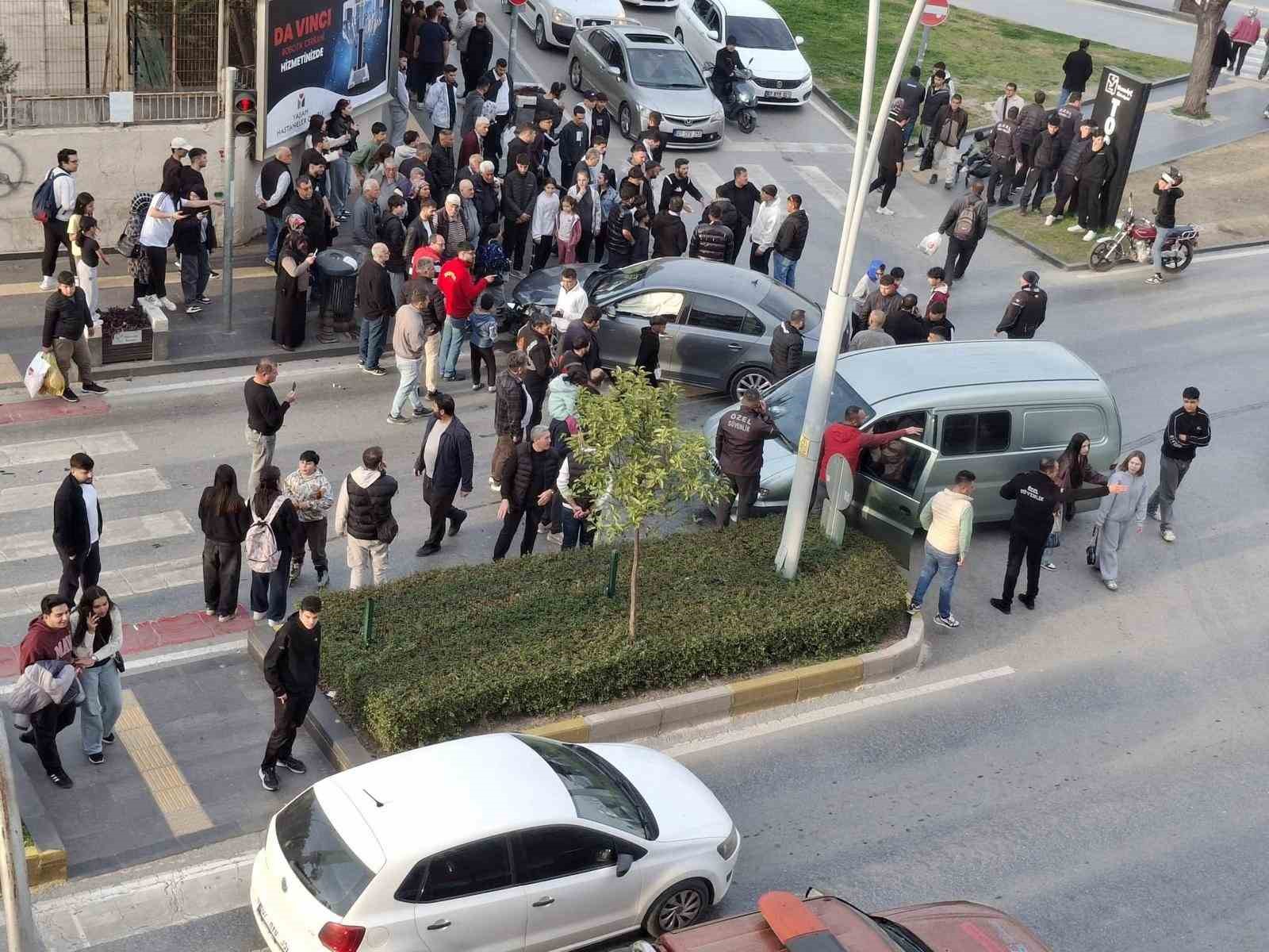 Kırmızı ışıkta geçen kamyonet ile otomobilin çarpışma anı kamerada: 1 yaralı
