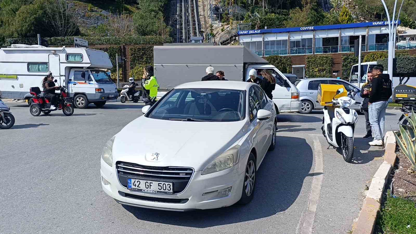 Kırmızı ışıkta geçip kaza yaptı, ehliyetine 1 ay el konuldu
