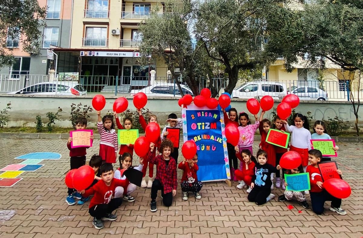 Kırmızıyla otizme dikkat çektiler
