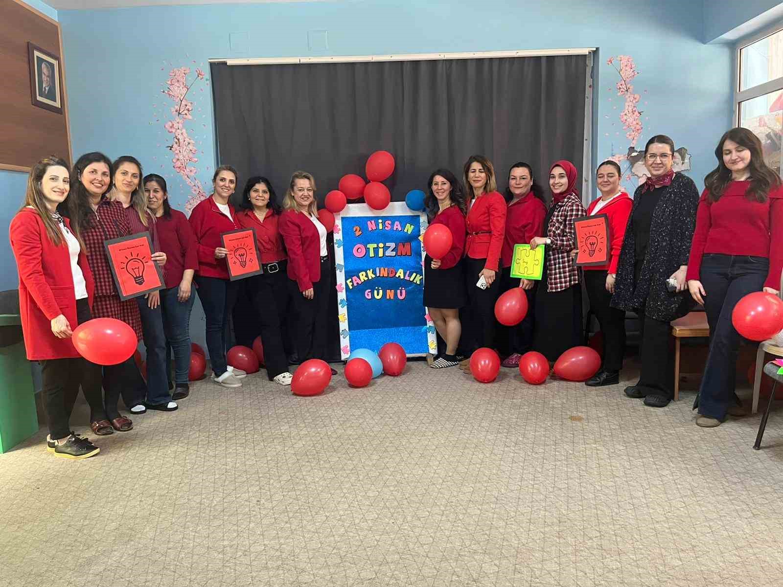 Kırmızıyla otizme dikkat çektiler
