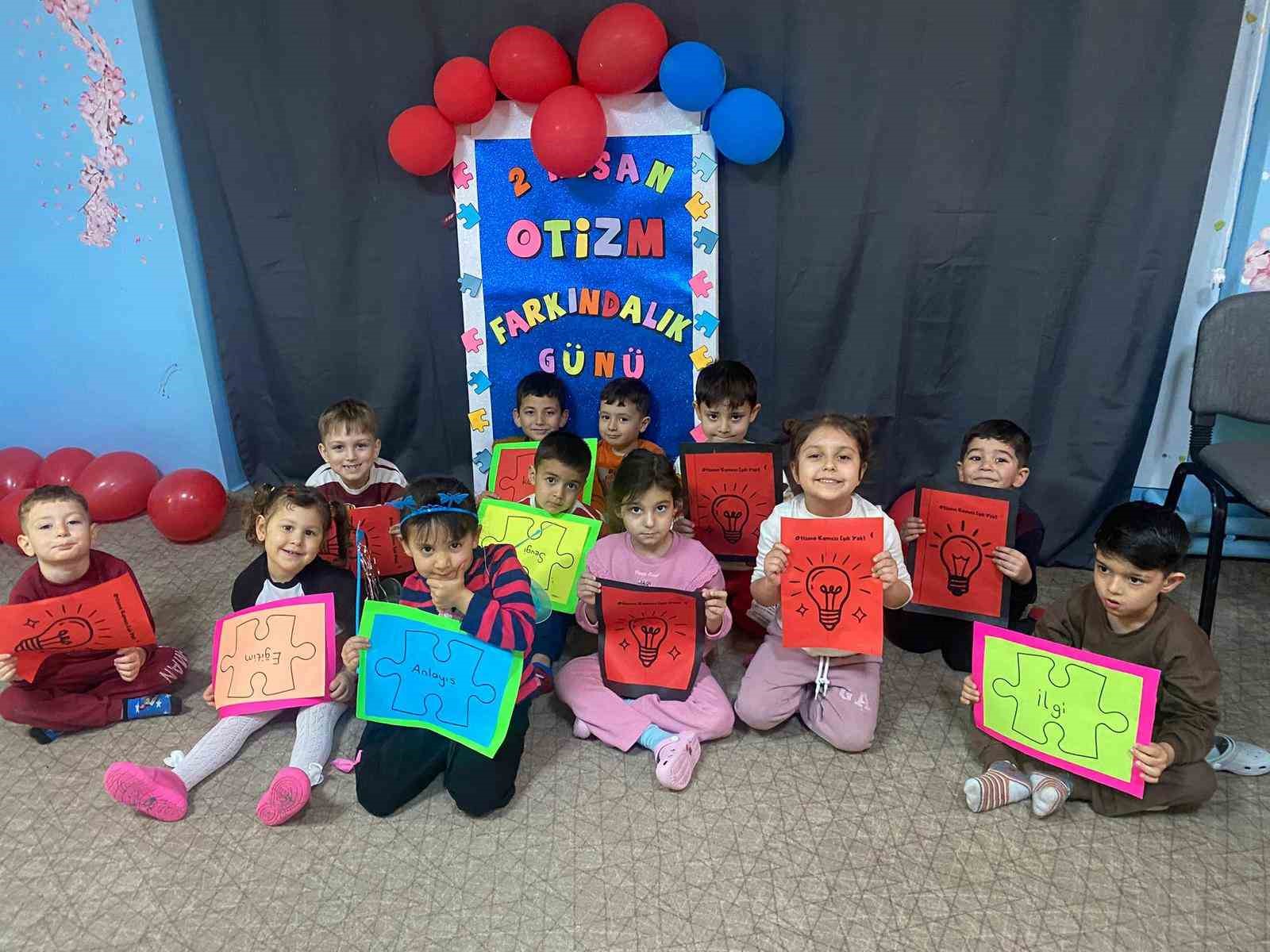 Kırmızıyla otizme dikkat çektiler
