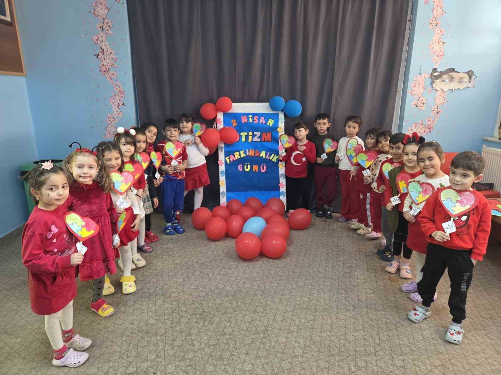 Kırmızıyla otizme dikkat çektiler
